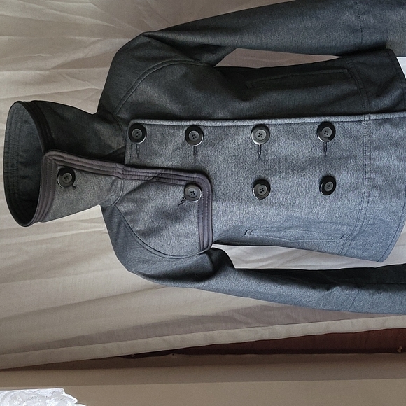 Lululemon Audrey Jacket Sz 6 Like new condition 😍 - Picture 4 of 9